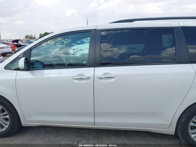 46095540 :رقم المزاد ، 5TDYZ3DC0HS827746 vin ، 2017 Toyota Sienna Xle 8 Passenger مزاد بيع