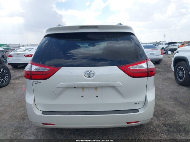 46095540 :رقم المزاد ، 5TDYZ3DC0HS827746 vin ، 2017 Toyota Sienna Xle 8 Passenger مزاد بيع