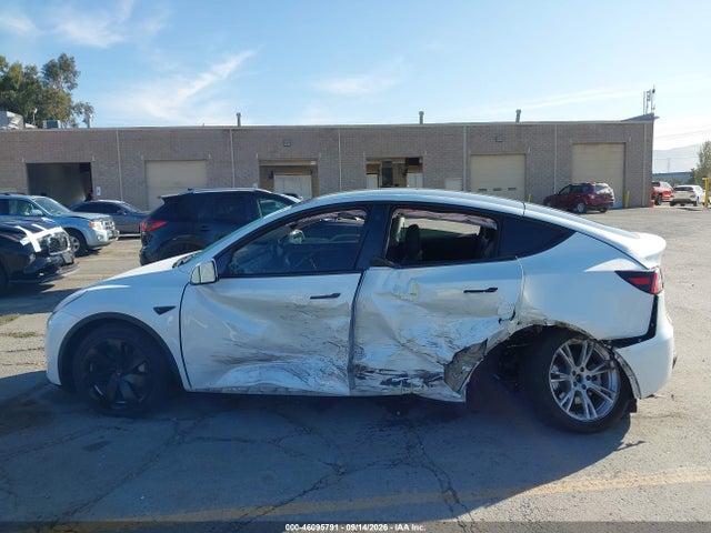 Продаж на аукціоні авто 2023 Tesla Model Y Awd/long Range Dual Motor All-wheel Drive, vin: 7SAYGDEE2PF745017, номер лоту: 46095791
