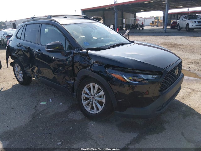 46097363 :رقم المزاد ، 7MUCAAAG9NV004411 vin ، 2022 Toyota Corolla Cross Le مزاد بيع