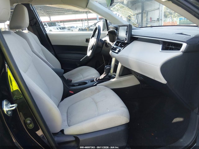 46097363 :رقم المزاد ، 7MUCAAAG9NV004411 vin ، 2022 Toyota Corolla Cross Le مزاد بيع