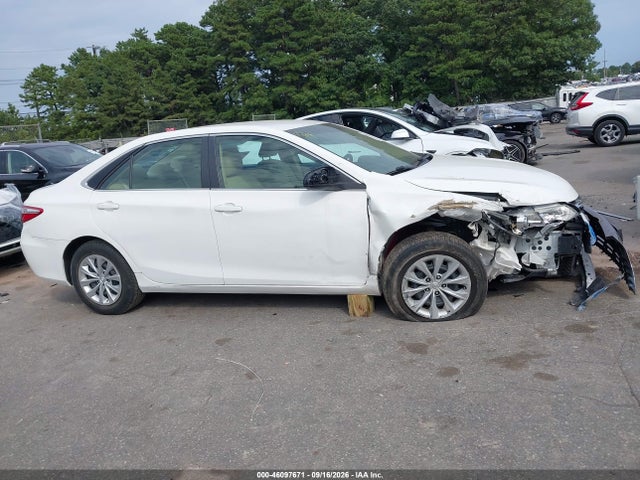46097671 :رقم المزاد ، 4T4BF1FK3FR512005 vin ، 2015 Toyota Camry Le مزاد بيع