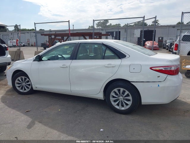 46097671 :رقم المزاد ، 4T4BF1FK3FR512005 vin ، 2015 Toyota Camry Le مزاد بيع