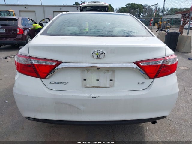 46097671 :رقم المزاد ، 4T4BF1FK3FR512005 vin ، 2015 Toyota Camry Le مزاد بيع