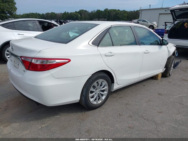 46097671 :رقم المزاد ، 4T4BF1FK3FR512005 vin ، 2015 Toyota Camry Le مزاد بيع
