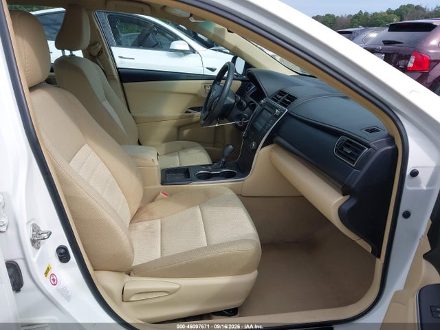 46097671 :رقم المزاد ، 4T4BF1FK3FR512005 vin ، 2015 Toyota Camry Le مزاد بيع