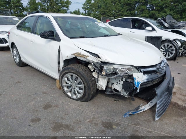 46097671 :رقم المزاد ، 4T4BF1FK3FR512005 vin ، 2015 Toyota Camry Le مزاد بيع
