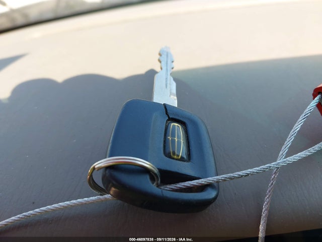Продаж на аукціоні авто 2002 Lincoln Town Car Cartier, vin: 1LNHM83W12Y667908, номер лоту: 46097838