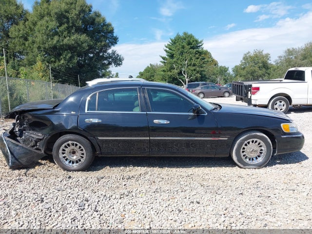 Продаж на аукціоні авто 2002 Lincoln Town Car Cartier, vin: 1LNHM83W12Y667908, номер лоту: 46097838
