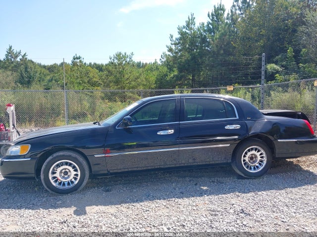 Продаж на аукціоні авто 2002 Lincoln Town Car Cartier, vin: 1LNHM83W12Y667908, номер лоту: 46097838