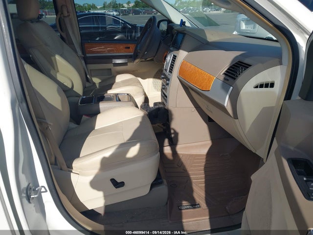 46099414 :رقم المزاد ، 2A4RR6DX8AR215411 vin ، 2010 Chrysler Town & Country Limited مزاد بيع