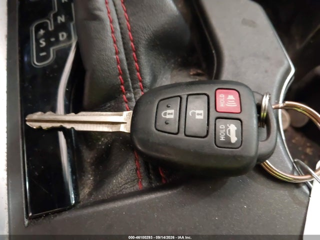 46100293 :رقم المزاد ، 4T1BF1FK4HU382877 vin ، 2017 Toyota Camry Se مزاد بيع