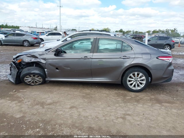 2018 Toyota Camry Le მანქანა იყიდება აუქციონზე, vin: 4T1B11HKXJU058270, აუქციონის ნომერი: 46102604