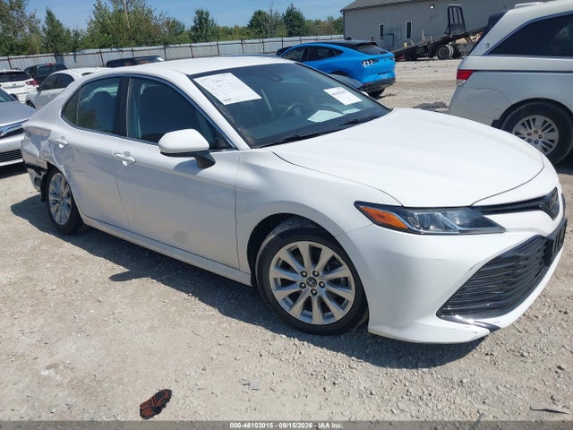 46103015 :رقم المزاد ، 4T1B11HK4JU573216 vin ، 2018 Toyota Camry Le مزاد بيع