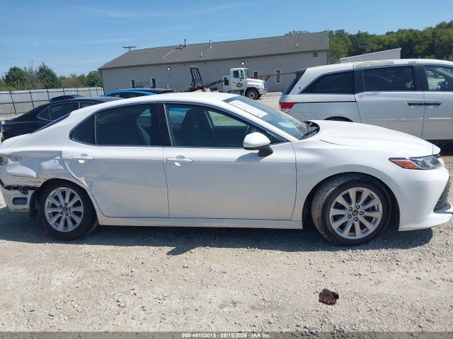 46103015 :رقم المزاد ، 4T1B11HK4JU573216 vin ، 2018 Toyota Camry Le مزاد بيع