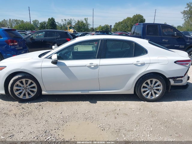 46103015 :رقم المزاد ، 4T1B11HK4JU573216 vin ، 2018 Toyota Camry Le مزاد بيع