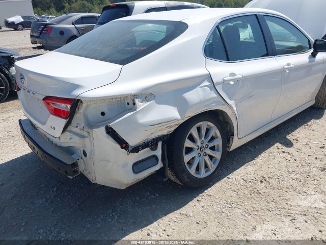 46103015 :رقم المزاد ، 4T1B11HK4JU573216 vin ، 2018 Toyota Camry Le مزاد بيع