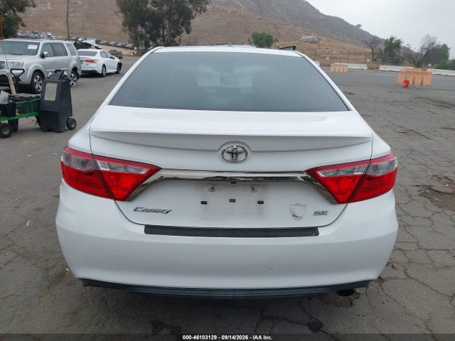 46103129 :رقم المزاد ، 4T1BF1FK1FU105875 vin ، 2015 Toyota Camry Se مزاد بيع