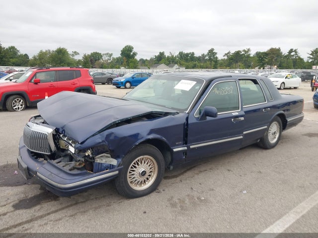 Продажа на аукционе авто 1995 Lincoln Town Car Signature/spinnaker, vin: 1LNLM82W1SY635035, номер лота: 46103202