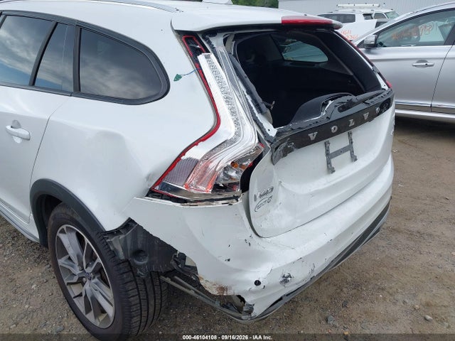 Продаж на аукціоні авто 2016 Volvo V60 Cross Country T5, vin: YV4612HK9G1010441, номер лоту: 46104108