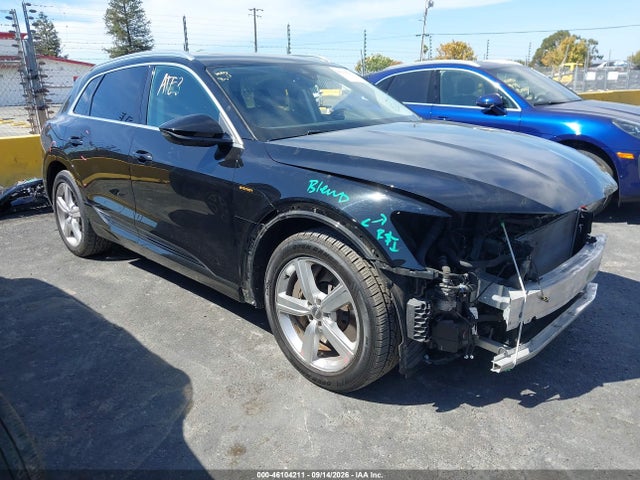 46104211 :رقم المزاد ، WA1LABGE1KB018144 vin ، 2019 Audi E-tron Premium Plus مزاد بيع