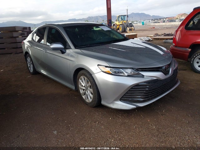 46104212 :رقم المزاد ، 4T1B11HK5JU571314 vin ، 2018 Toyota Camry Le مزاد بيع