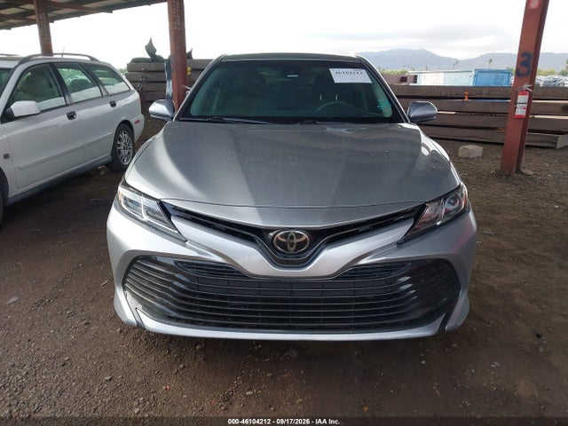 46104212 :رقم المزاد ، 4T1B11HK5JU571314 vin ، 2018 Toyota Camry Le مزاد بيع