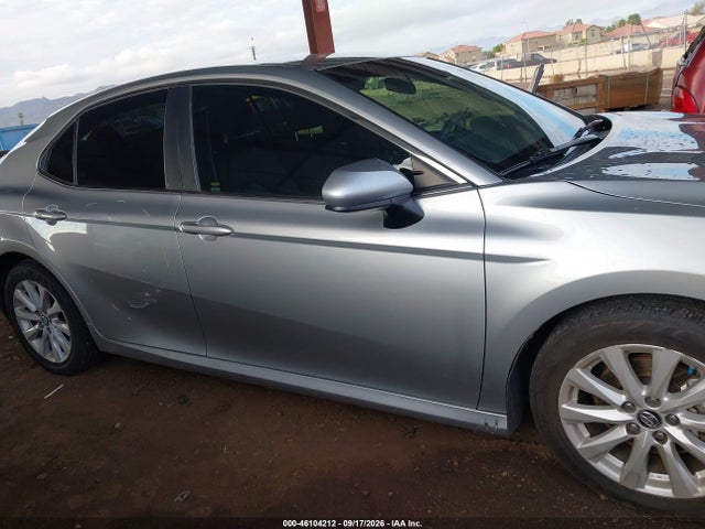 46104212 :رقم المزاد ، 4T1B11HK5JU571314 vin ، 2018 Toyota Camry Le مزاد بيع
