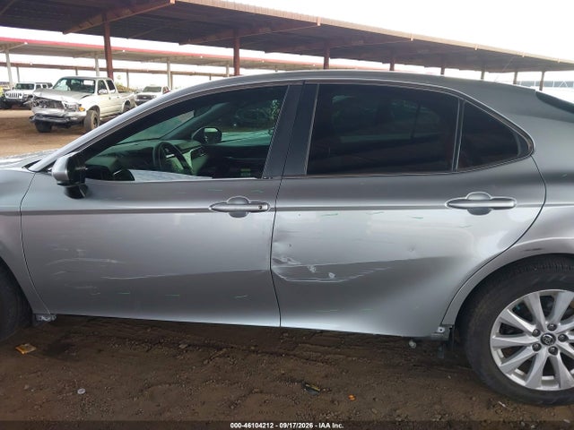 46104212 :رقم المزاد ، 4T1B11HK5JU571314 vin ، 2018 Toyota Camry Le مزاد بيع