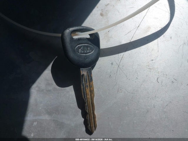 46104432 :رقم المزاد ، KNADC123816065714 vin ، 2001 Kia Rio مزاد بيع
