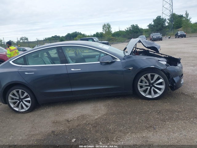 46104808 :رقم المزاد ، 5YJ3E1EB0JF188648 vin ، 2018 Tesla Model 3 Long Range/performance مزاد بيع