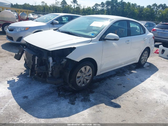 2020 Kia Rio S მანქანა იყიდება აუქციონზე, vin: 3KPA24AD3LE327592, აუქციონის ნომერი: 46105741