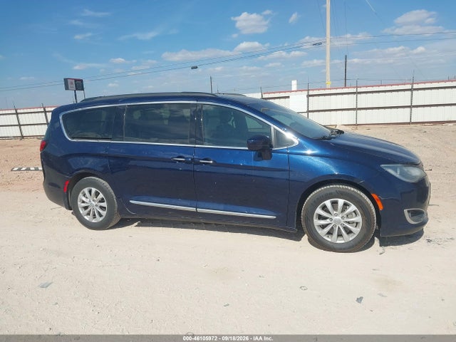 2017 Chrysler Pacifica Touring-l მანქანა იყიდება აუქციონზე, vin: 2C4RC1BGXHR665617, აუქციონის ნომერი: 46105972
