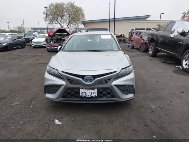 46106437 :رقم المزاد ، 4T1G31AKXNU573320 vin ، 2022 Toyota Camry Se Hybrid مزاد بيع