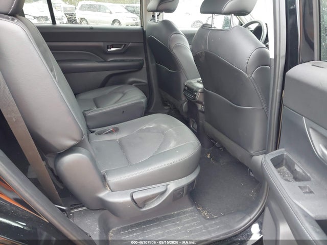 Toyota Grand Highlander Limited 2024 5TDAAAB52RS039764 Image 8