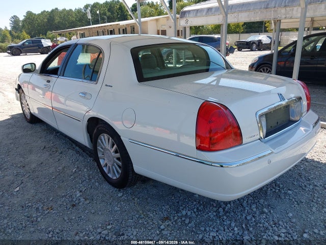 Продажа на аукционе авто 2005 Lincoln Town Car Signature, vin: 1LNHM81W55Y645353, номер лота: 46108467