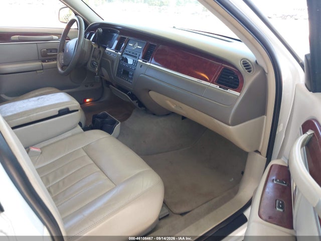 Продажа на аукционе авто 2005 Lincoln Town Car Signature, vin: 1LNHM81W55Y645353, номер лота: 46108467