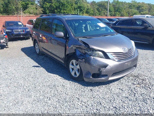 46110577 :رقم المزاد ، 5TDKK3DC2FS534261 vin ، 2015 Toyota Sienna Le 8 Passenger مزاد بيع