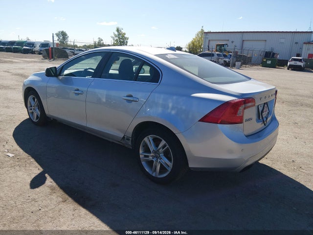 2015 Volvo S60 T5 Platinum მანქანა იყიდება აუქციონზე, vin: YV140MFM1F1357395, აუქციონის ნომერი: 46111129