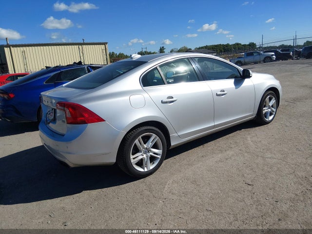 2015 Volvo S60 T5 Platinum მანქანა იყიდება აუქციონზე, vin: YV140MFM1F1357395, აუქციონის ნომერი: 46111129