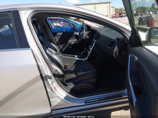2015 Volvo S60 T5 Platinum მანქანა იყიდება აუქციონზე, vin: YV140MFM1F1357395, აუქციონის ნომერი: 46111129