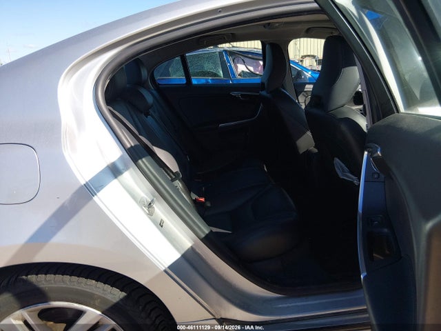 2015 Volvo S60 T5 Platinum მანქანა იყიდება აუქციონზე, vin: YV140MFM1F1357395, აუქციონის ნომერი: 46111129