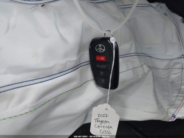 Продажа на аукционе авто 2022 Toyota Corolla Cross Xle, vin: 7MUDAABG8NV040061, номер лота: 46115591