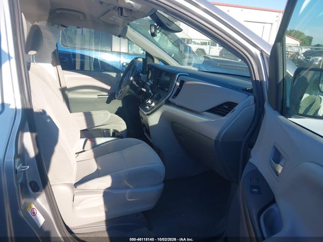 Продажа на аукционе авто 2018 Toyota Sienna Le 8 Passenger, vin: 5TDKZ3DCXJS942060, номер лота: 46118140