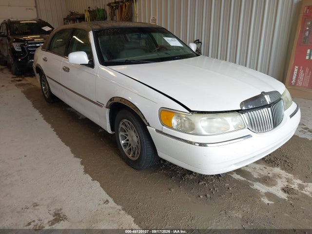 46120107 :رقم المزاد ، 1LNHM82W32Y604794 vin ، 2002 Lincoln Town Car Signature مزاد بيع