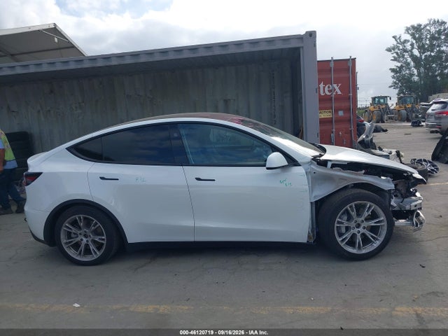 2024 Tesla Model Y Long Range Dual Motor All-wheel Drive მანქანა იყიდება აუქციონზე, vin: 7SAYGAEE8RF057489, აუქციონის ნომერი: 46120719