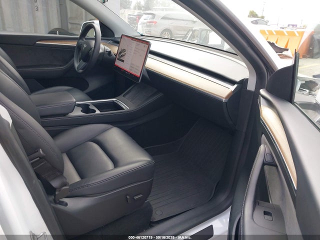 2024 Tesla Model Y Long Range Dual Motor All-wheel Drive მანქანა იყიდება აუქციონზე, vin: 7SAYGAEE8RF057489, აუქციონის ნომერი: 46120719