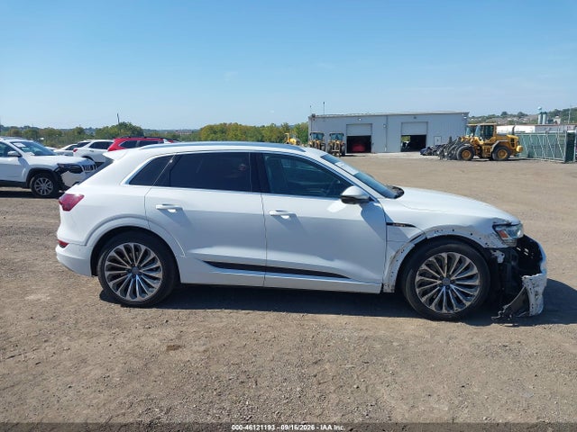 46121193 :رقم المزاد ، WA1VAAGE3KB006032 vin ، 2019 Audi E-tron Premium Plus مزاد بيع