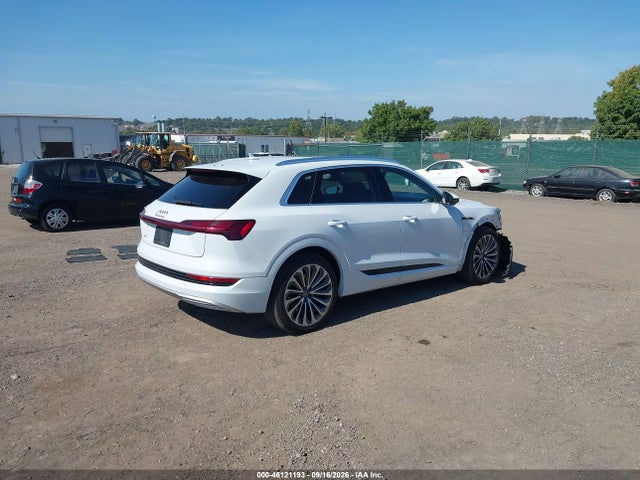 46121193 :رقم المزاد ، WA1VAAGE3KB006032 vin ، 2019 Audi E-tron Premium Plus مزاد بيع
