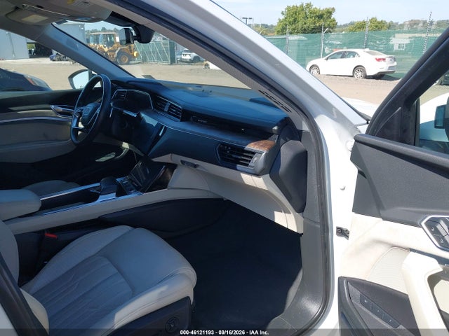 46121193 :رقم المزاد ، WA1VAAGE3KB006032 vin ، 2019 Audi E-tron Premium Plus مزاد بيع
